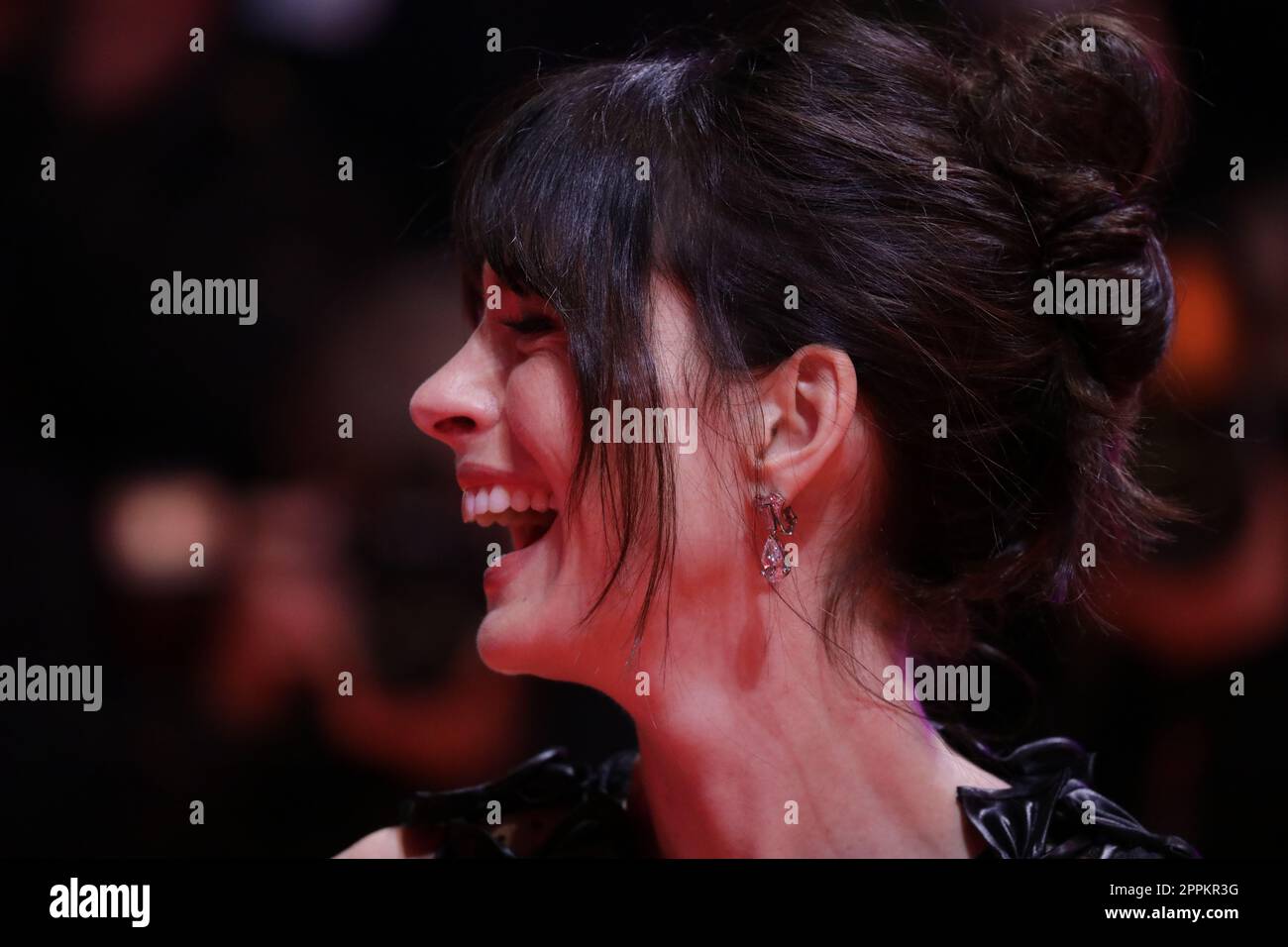 Cerimonia di apertura Red Carpet durante il 73° Berlinale International Film Festival Berlin al Berlinale Palast il 16 febbraio 2023 a Berlino con Anne Hathaway alla premiere di "She Came to me". Foto Stock