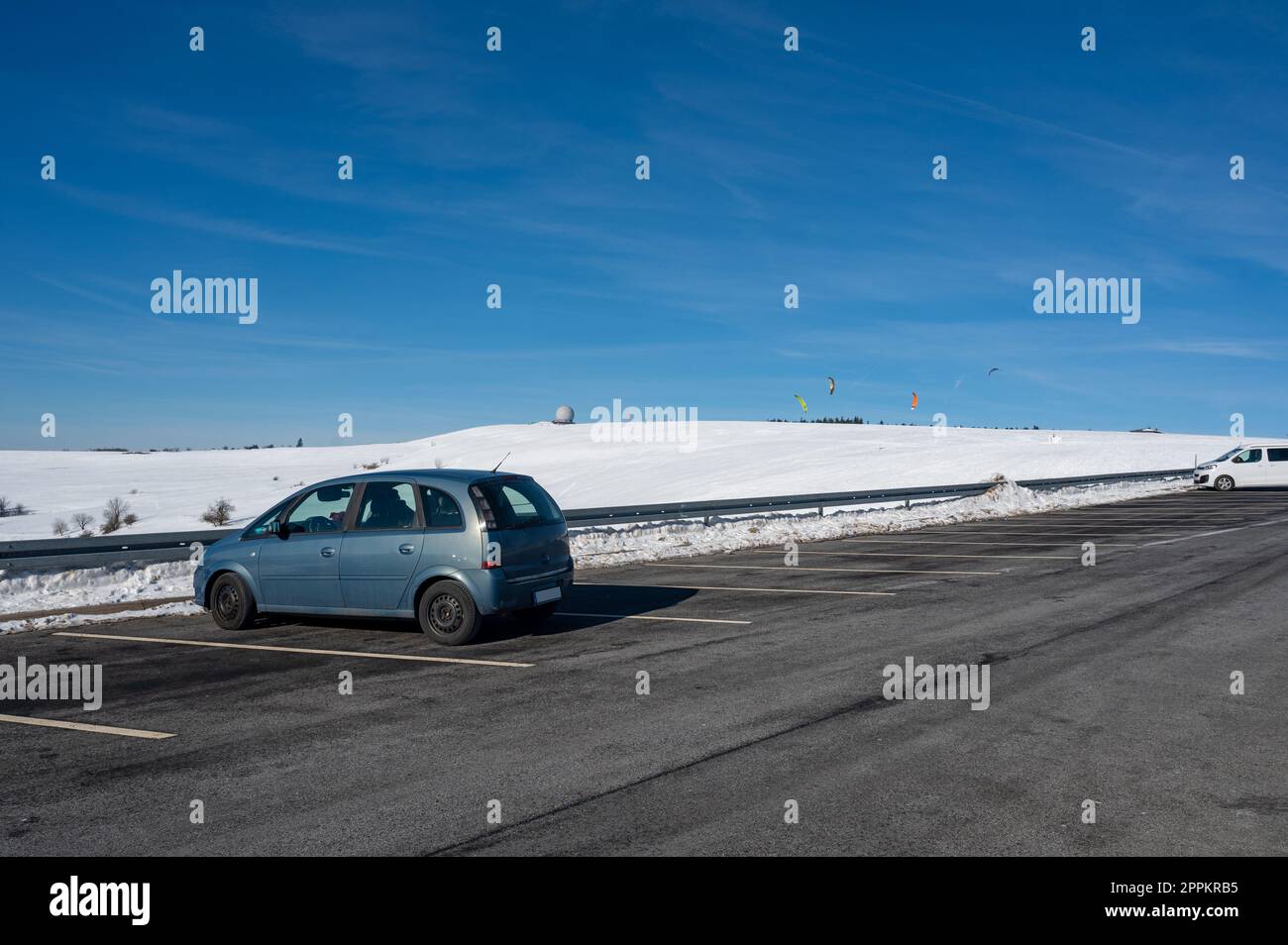 Parcheggio per 2 auto sul Wasserkuppe con vista sulla cupola in inverno con molta neve Foto Stock