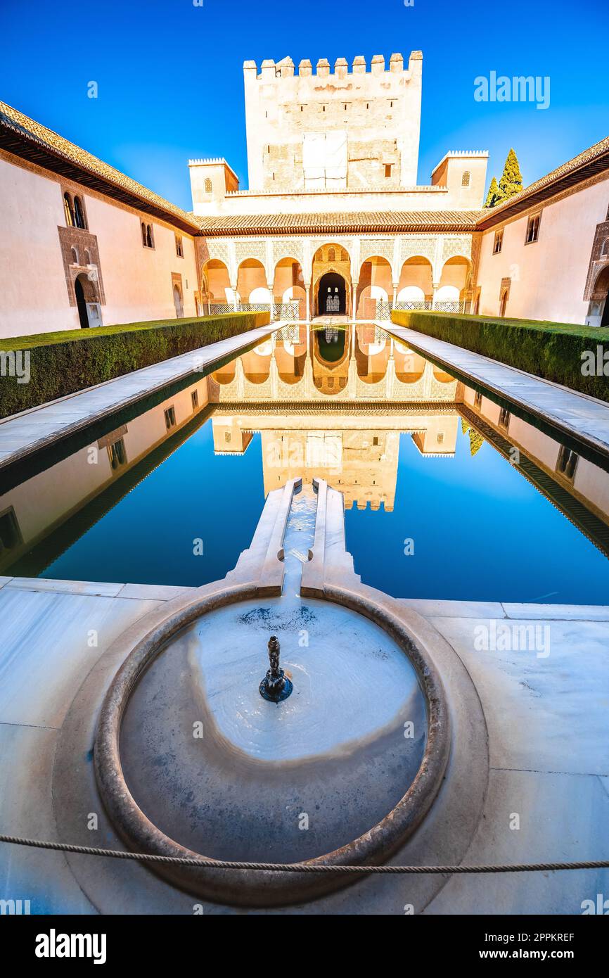 Splendida architettura islamica con vista sull'Alhambra Foto Stock