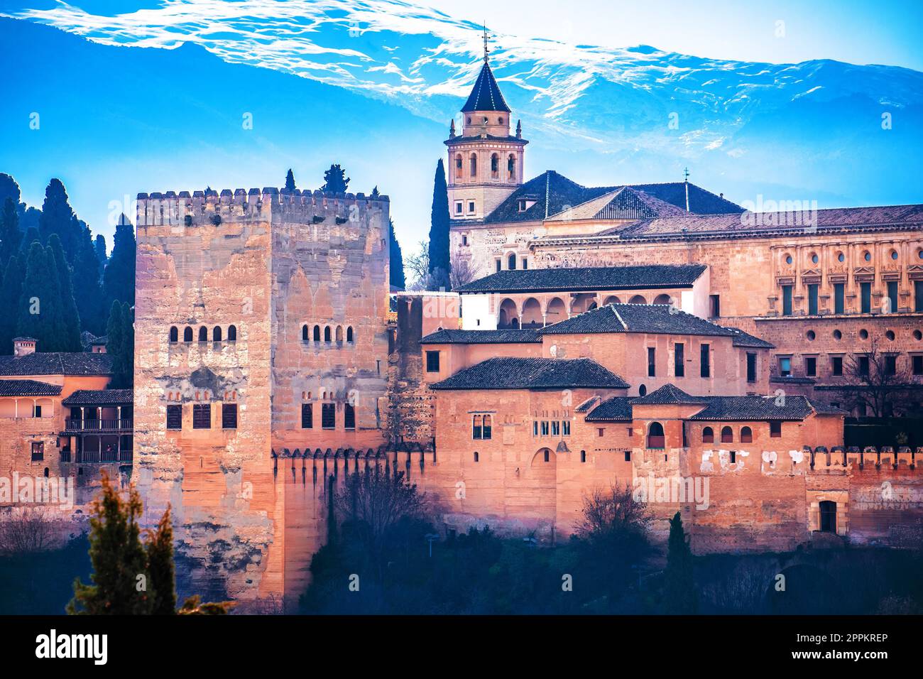 Vista sull'antica Alhambra e sulle montagne della Sierra Nevada Foto Stock