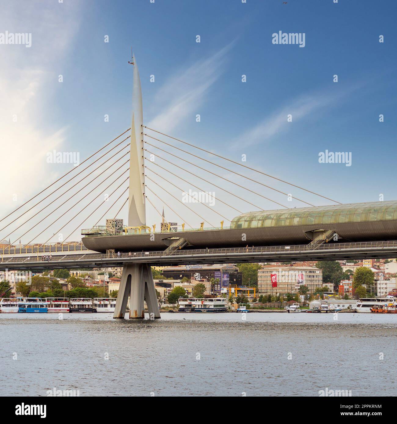 Golden Horn Metro Bridge o Halic Bridge, Istanbul, Turchia, in un giorno d'estate Foto Stock