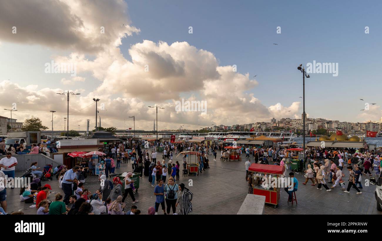 Folle di cittadini locali a Eminonu Plaza durante la festa del giorno della Vittoria con vista sulla città, Istanbul, Turchia Foto Stock