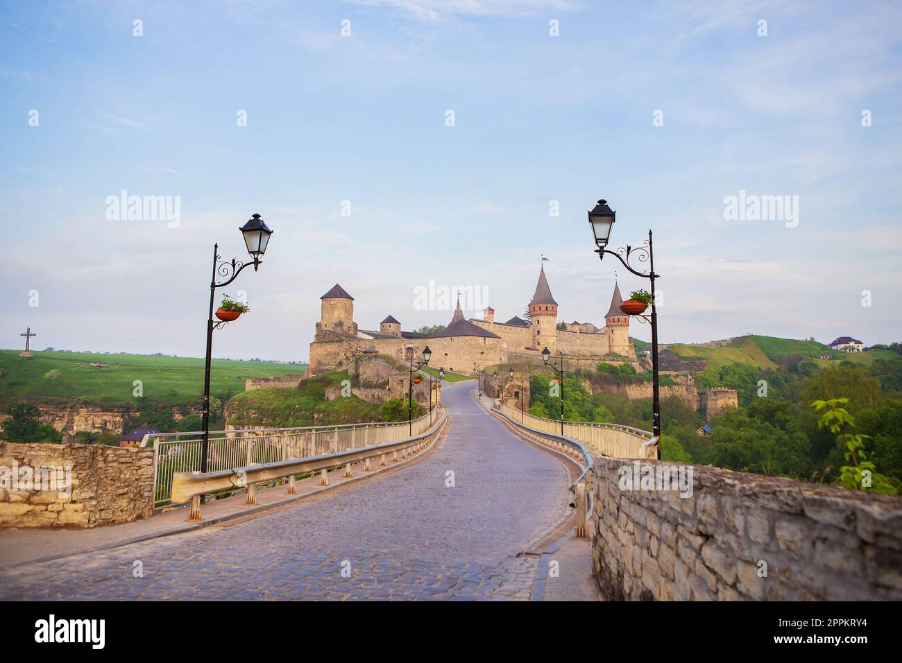 Kamianets-Podilskyi è una città romantica. Una pittoresca vista estiva dell'antico castello-fortezza di Kamianets-Podilskyi, regione di Khmelnytskyi, Ucraina. Foto Stock