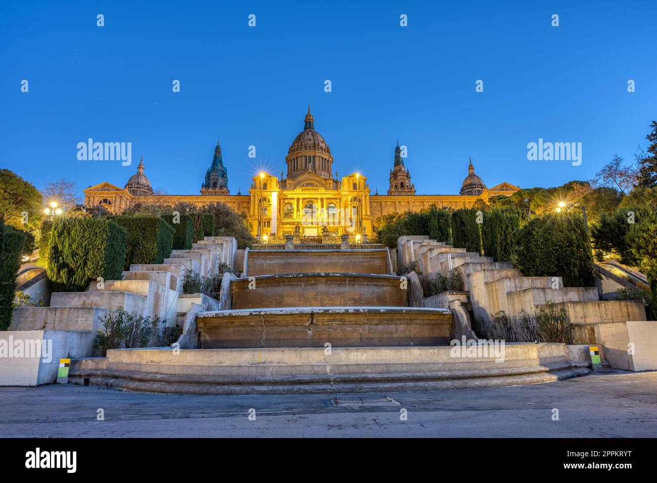 Il Palazzo Nazionale sulla montagna Montjuic a Barcellona illuminato all'alba Foto Stock