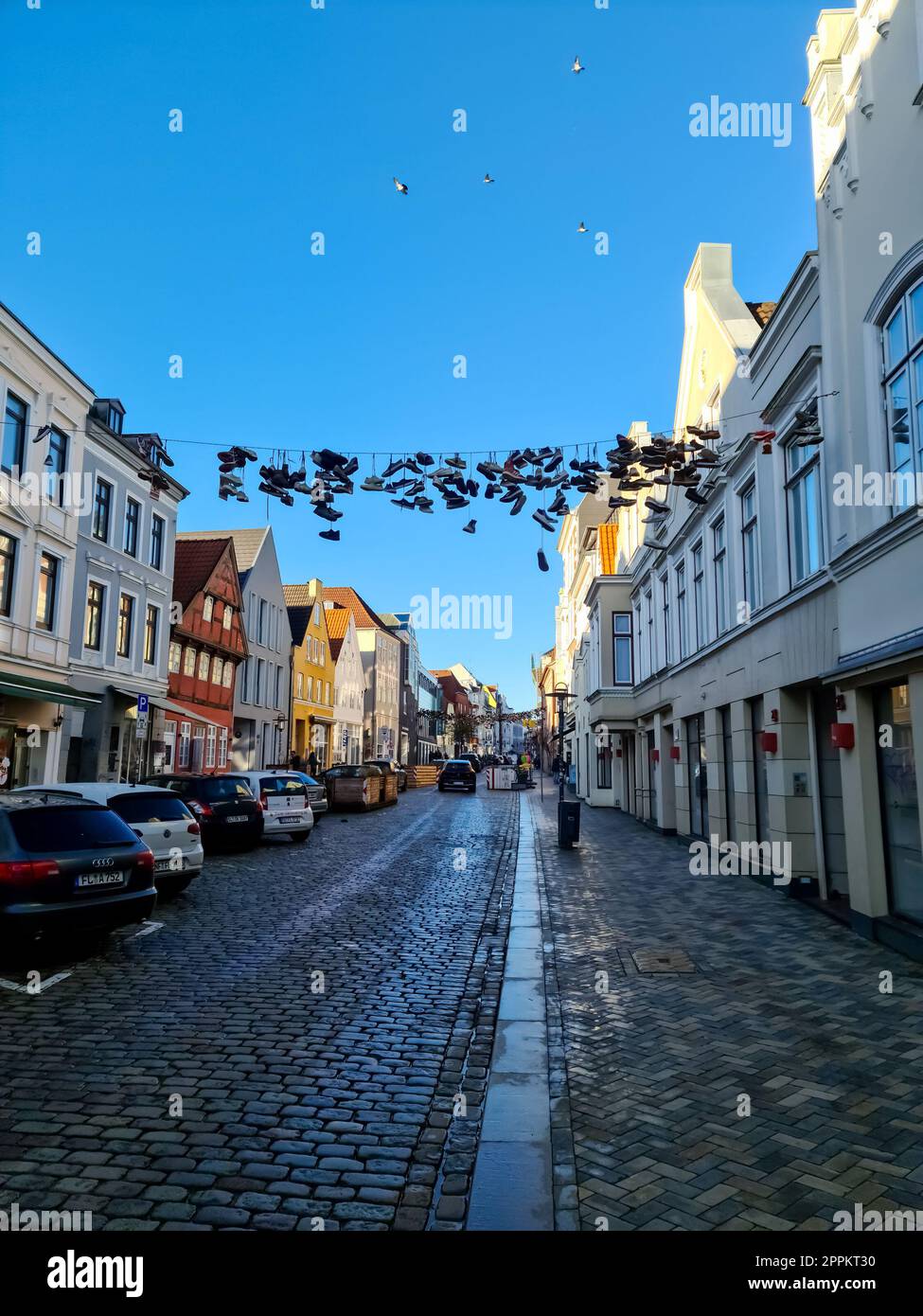 Flensburg, Germania - 18 febbraio 2023: Antica architettura per le strade di Flensburg in una giornata di sole con un cielo blu Foto Stock