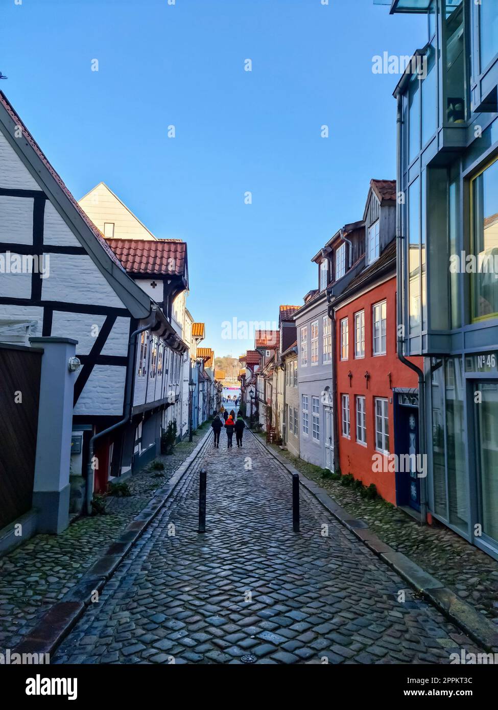 Flensburg, Germania - 18 febbraio 2023: Antica architettura per le strade di Flensburg in una giornata di sole con un cielo blu Foto Stock