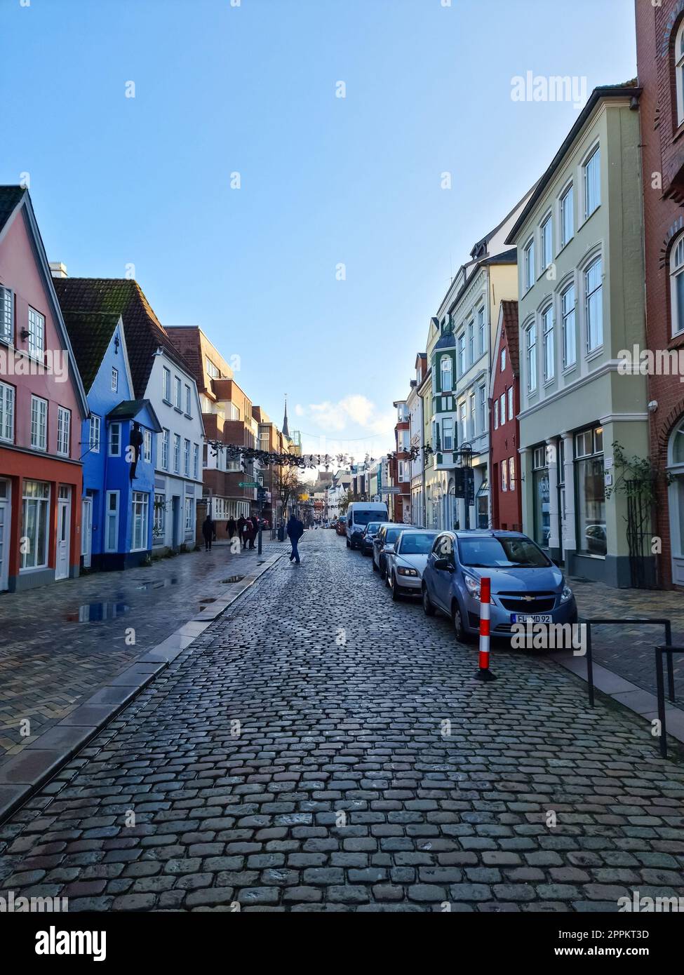Flensburg, Germania - 18 febbraio 2023: Antica architettura per le strade di Flensburg in una giornata di sole con un cielo blu Foto Stock
