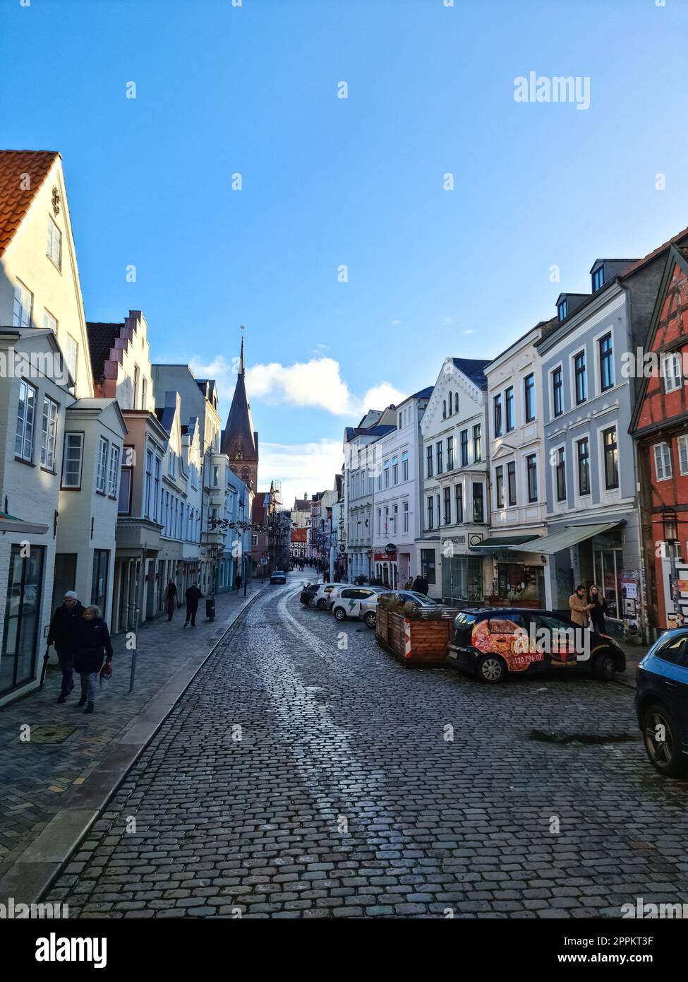 Flensburg, Germania - 18 febbraio 2023: Antica architettura per le strade di Flensburg in una giornata di sole con un cielo blu Foto Stock
