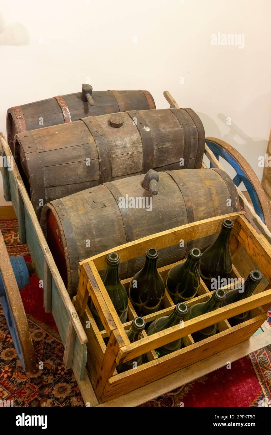 Impianti di vinificazione tradizionali a Castello di Razzano, Piemonte, Italia Foto Stock