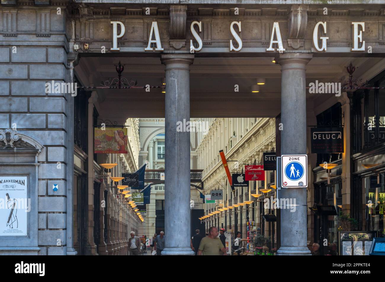 L'AIA, PAESI BASSI - 26 AGOSTO 2013: Vista della galleria commerciale "De Passage", a l'Aia, il più antico centro commerciale coperto dei Paesi Bassi Foto Stock