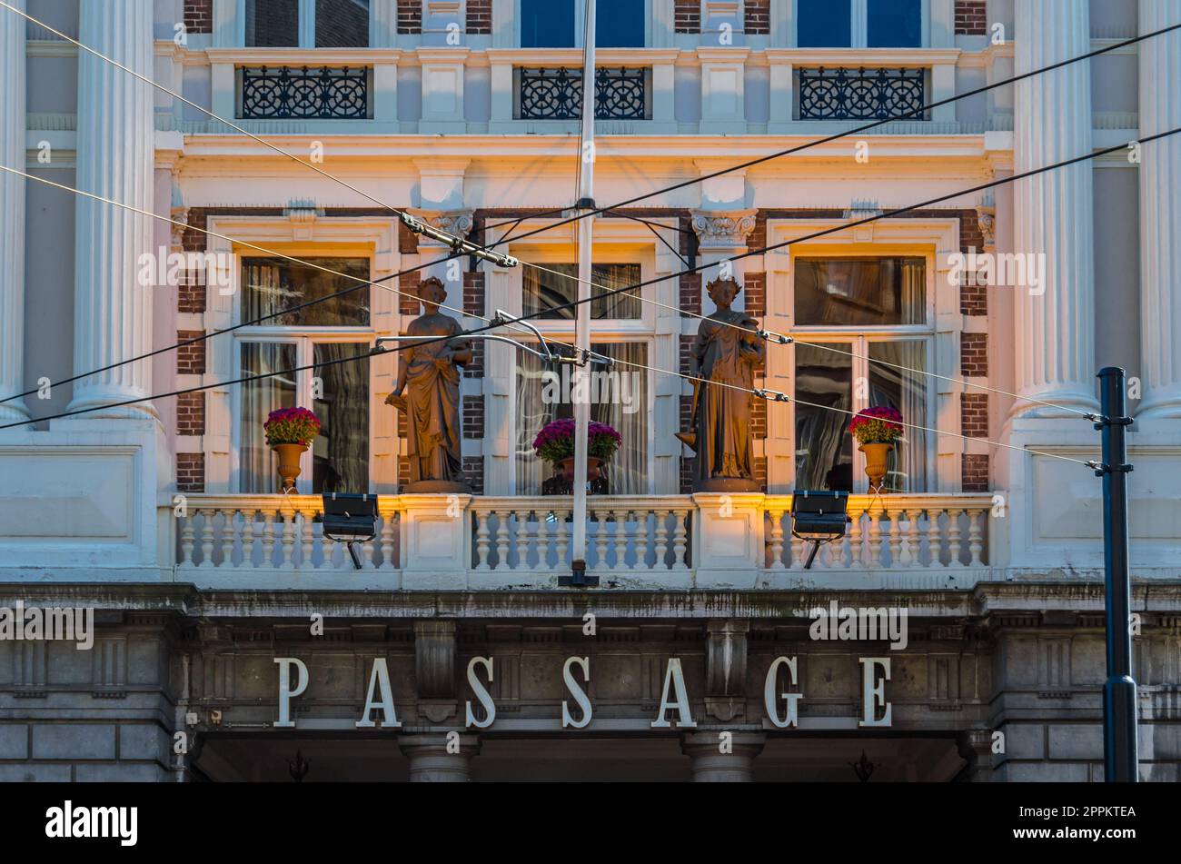 L'AIA, PAESI BASSI - 26 AGOSTO 2013: Vista della galleria commerciale "De Passage", a l'Aia, il più antico centro commerciale coperto dei Paesi Bassi Foto Stock