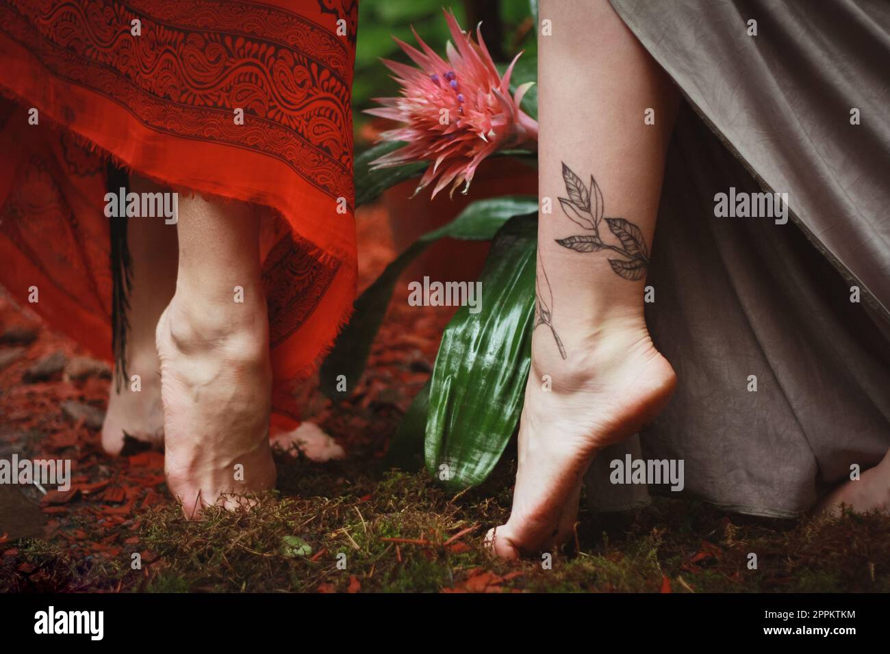Avvicinati ai piedi femminili con la foto del concetto di tatuaggio Foto Stock