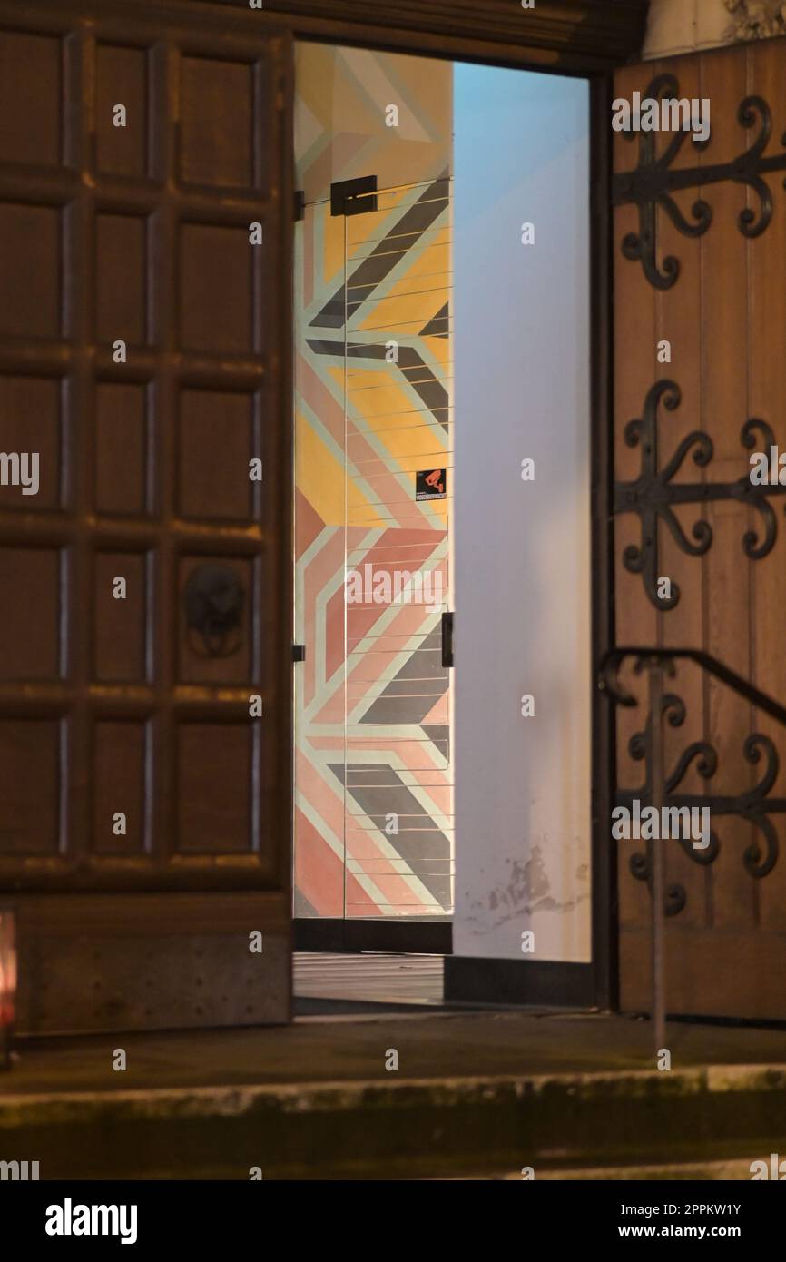 Porta luminosa con graffiti all'esterno di un edificio di notte Foto Stock