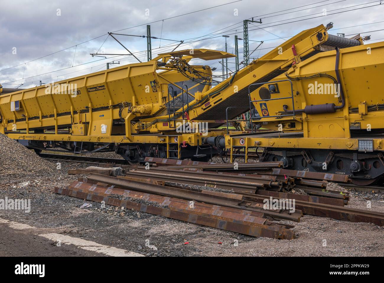 Carri da costruzione in un'area di stoccaggio delle Ferrovie federali tedesche Foto Stock