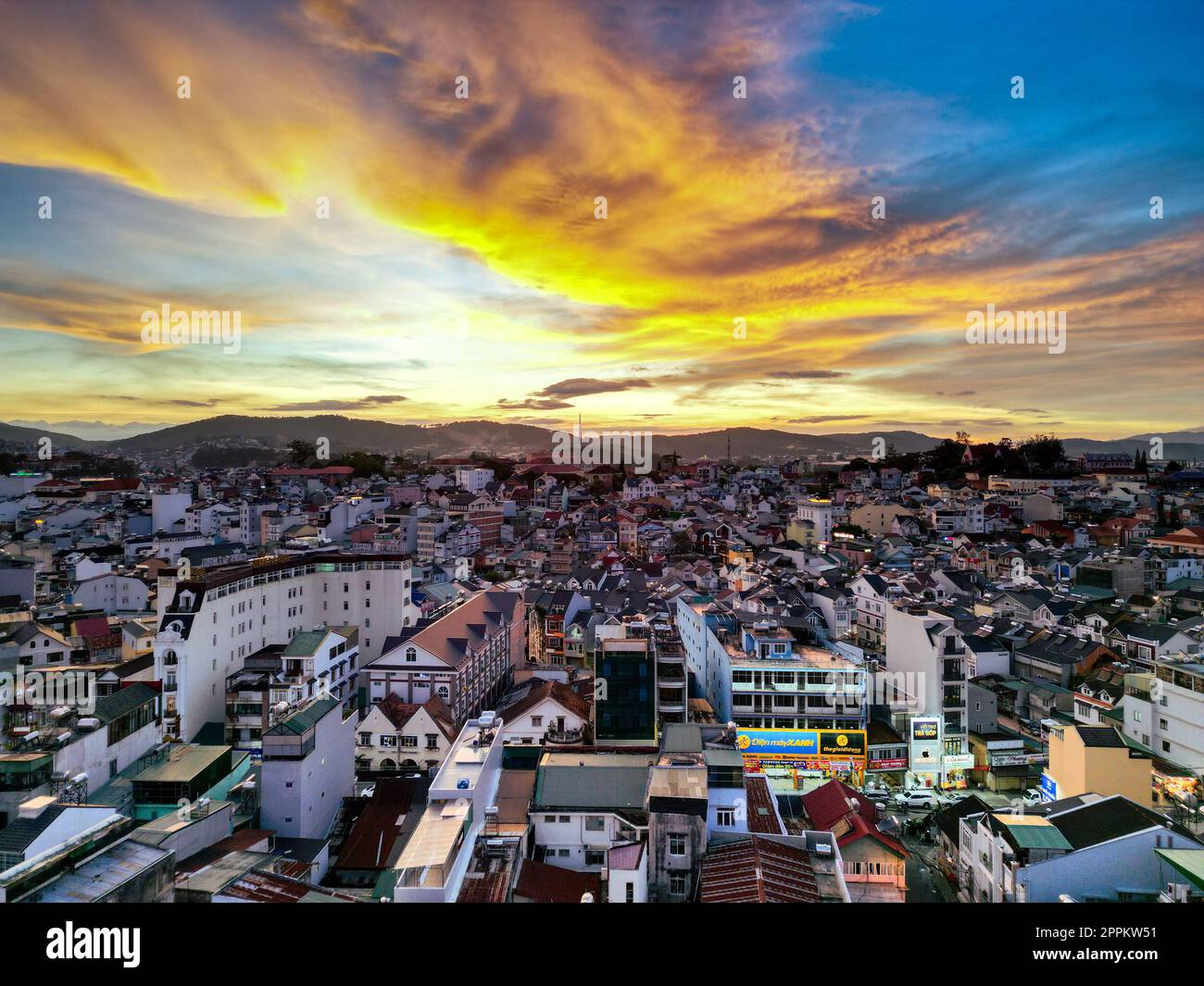 Vibrante skyline al tramonto: Ripresa HDR di da Lat City, Vietnam con affascinante miscela di colori tra paesaggio urbano e cielo al tramonto Foto Stock