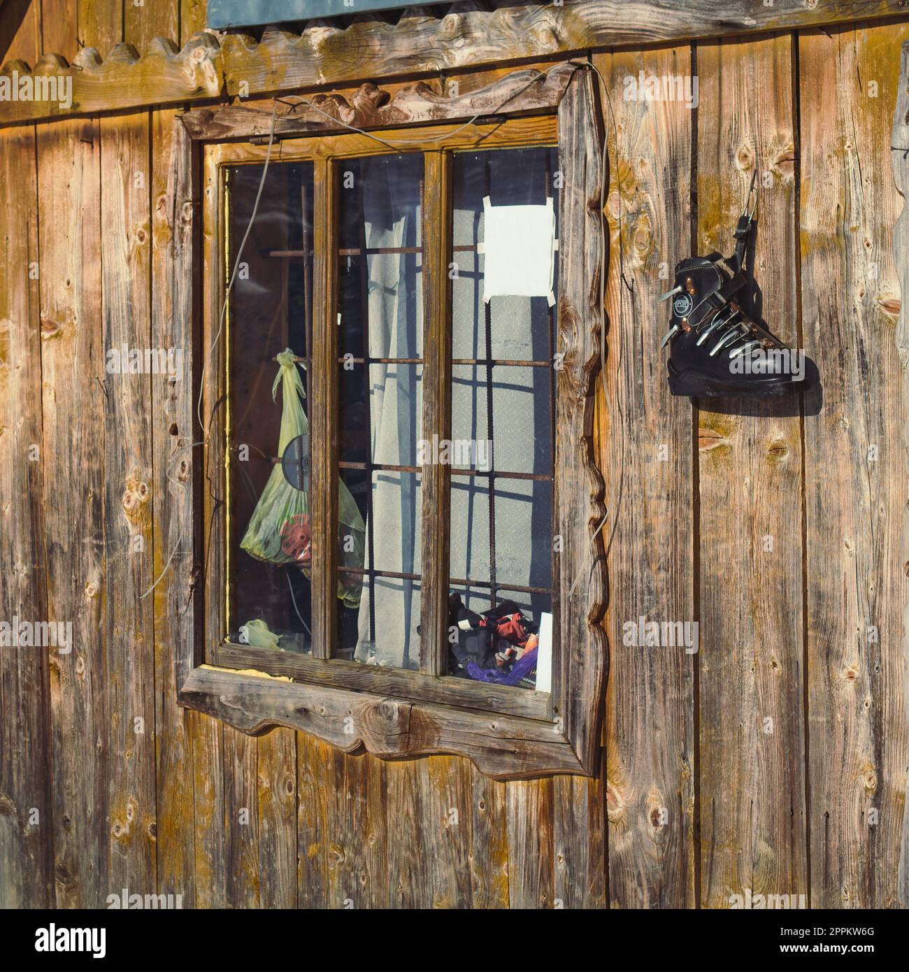 Primo piano della finestra della cabina in legno Foto Stock