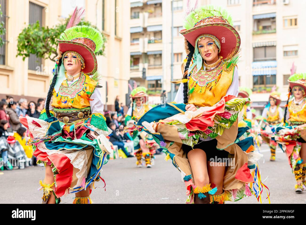 Badajoz, Spagna, domenica. Febbraio 19 2023. Parade attraverso le strade di Badajoz, gruppo chiamato la movida zingara Foto Stock