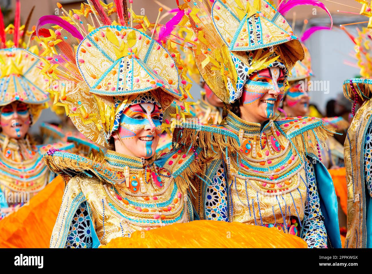 Badajoz, Spagna, domenica. Febbraio 19 2023. Parade attraverso le strade di Badajoz, gruppo chiamato Los mismos Foto Stock