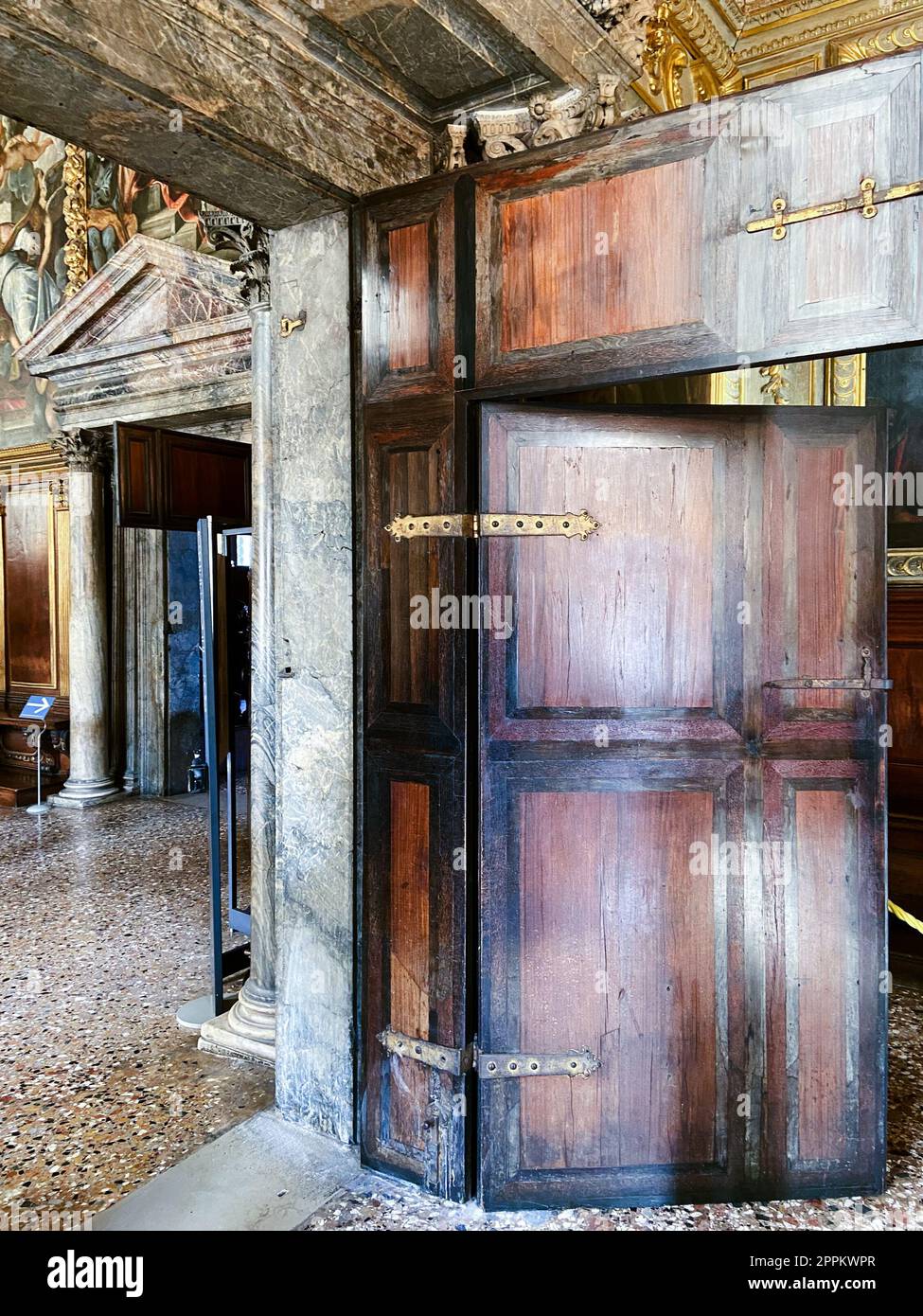 Antica porta nella camera del Palazzo Ducale a Venezia Foto Stock
