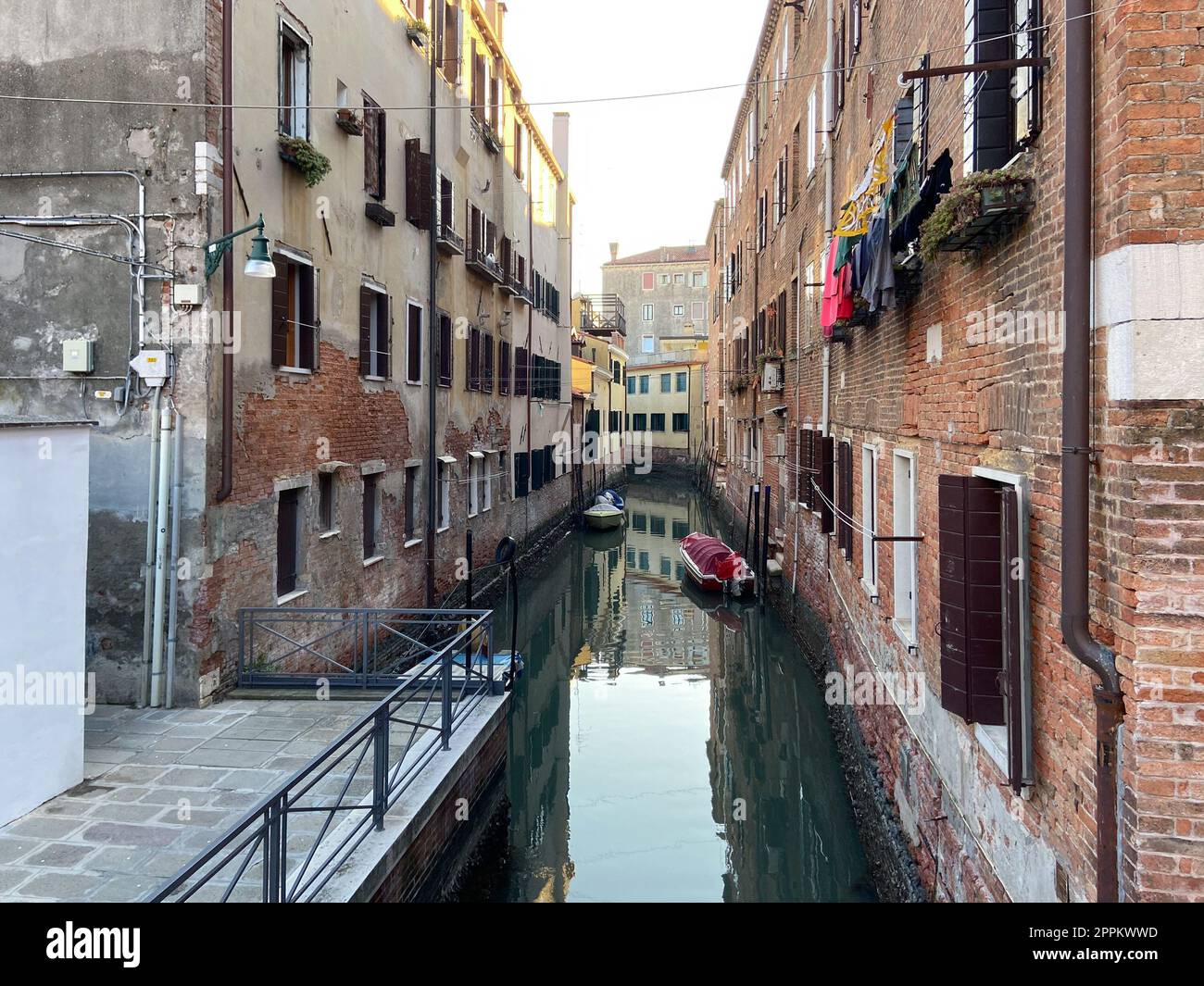 Stretto canale nel sestiere di Cannaregio a Venezia Foto Stock