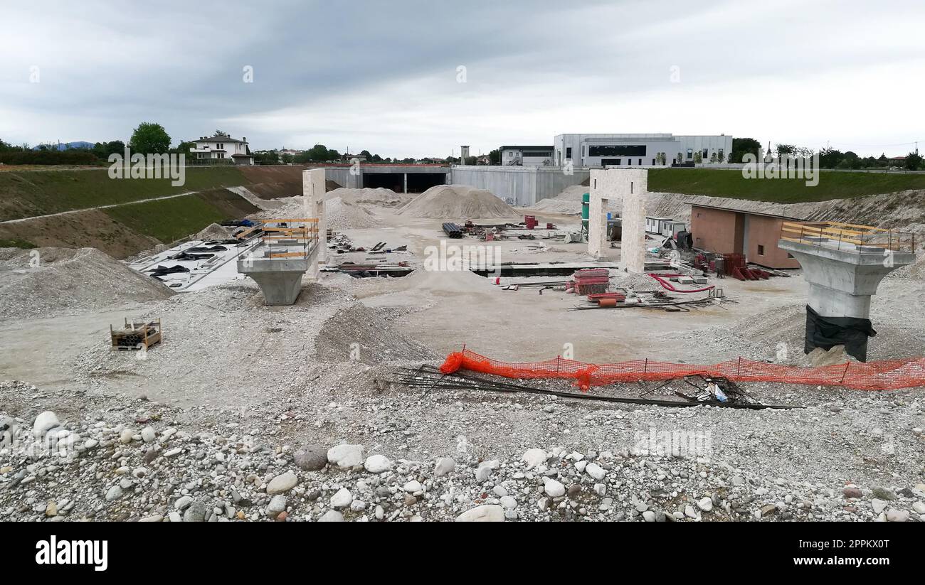 Vista sul cantiere dell'autostrada. Ingegneria civile Foto Stock