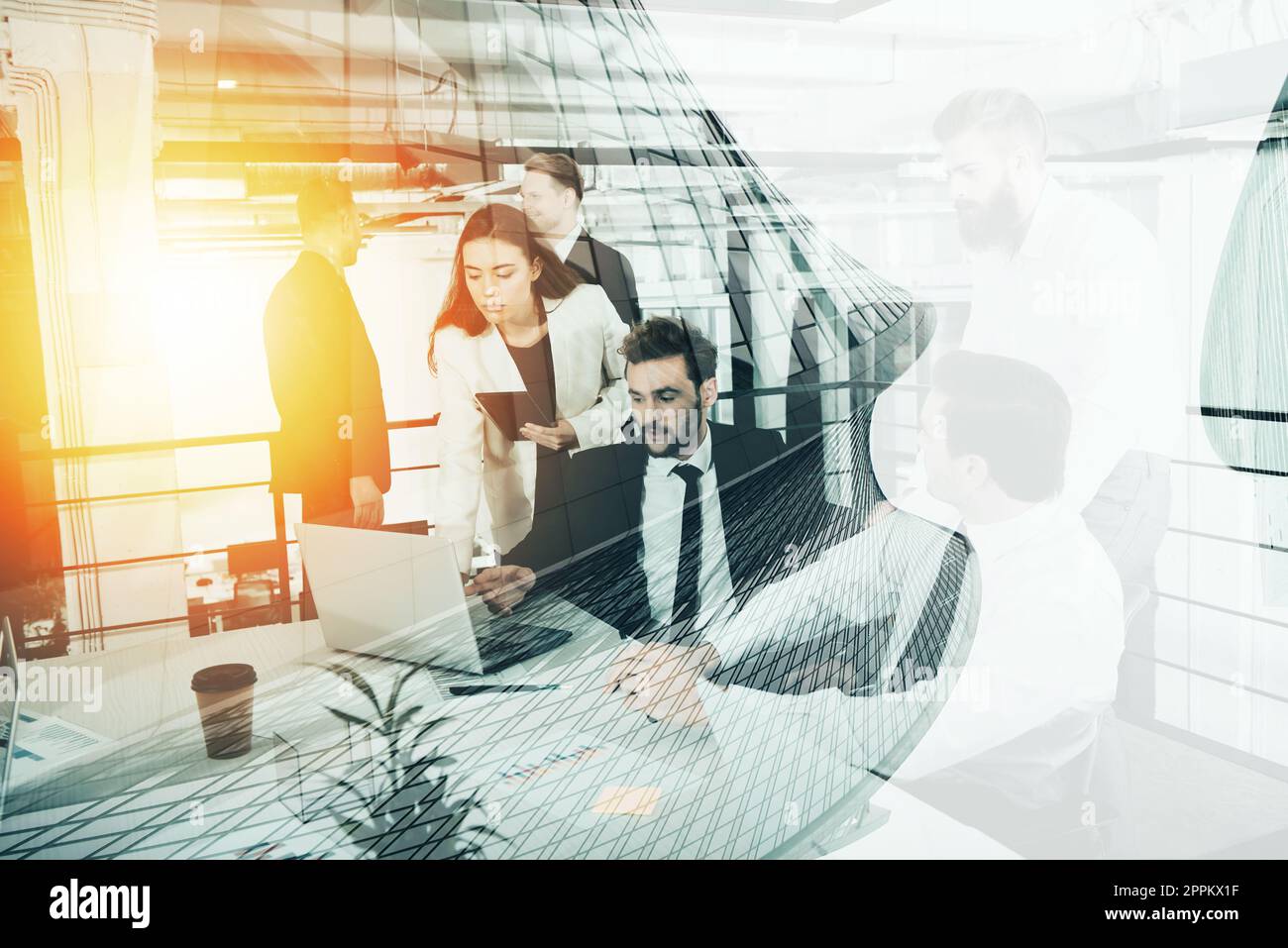 Concetto di base con gli uomini d'affari che lavorano in un ufficio moderno. Doppia esposizione Foto Stock