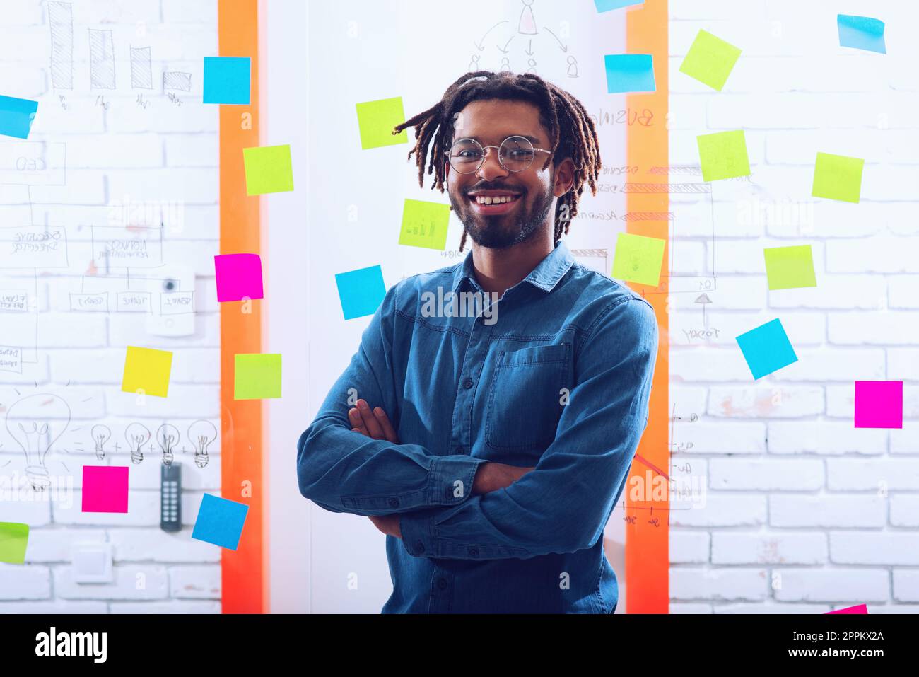 Imprenditore che sorride in ufficio. Concetto di positività e il successo Foto Stock