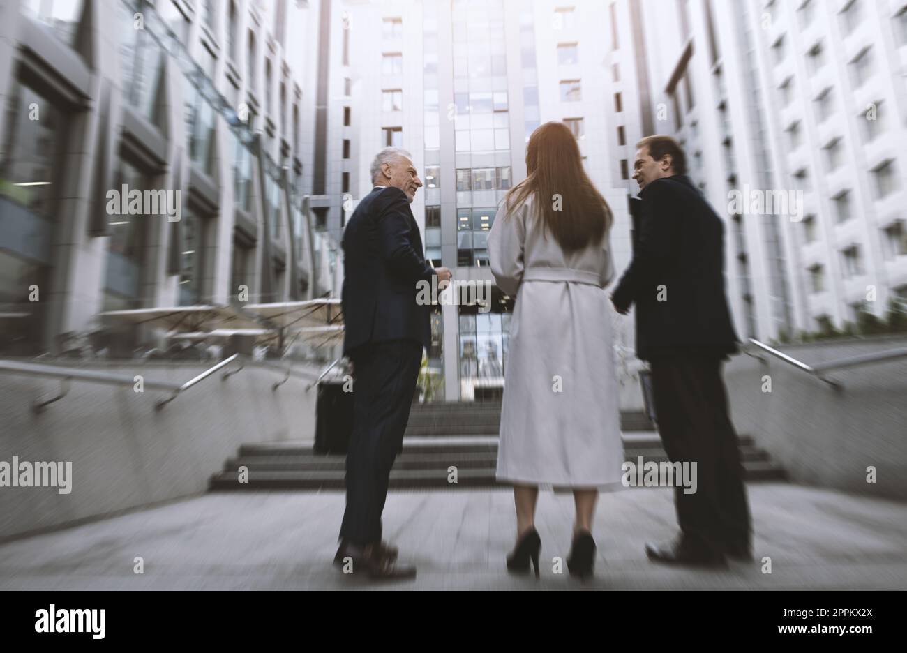 Uomini d'affari che lavorano insieme. Concetto di lavoro di squadra e collaborazione Foto Stock