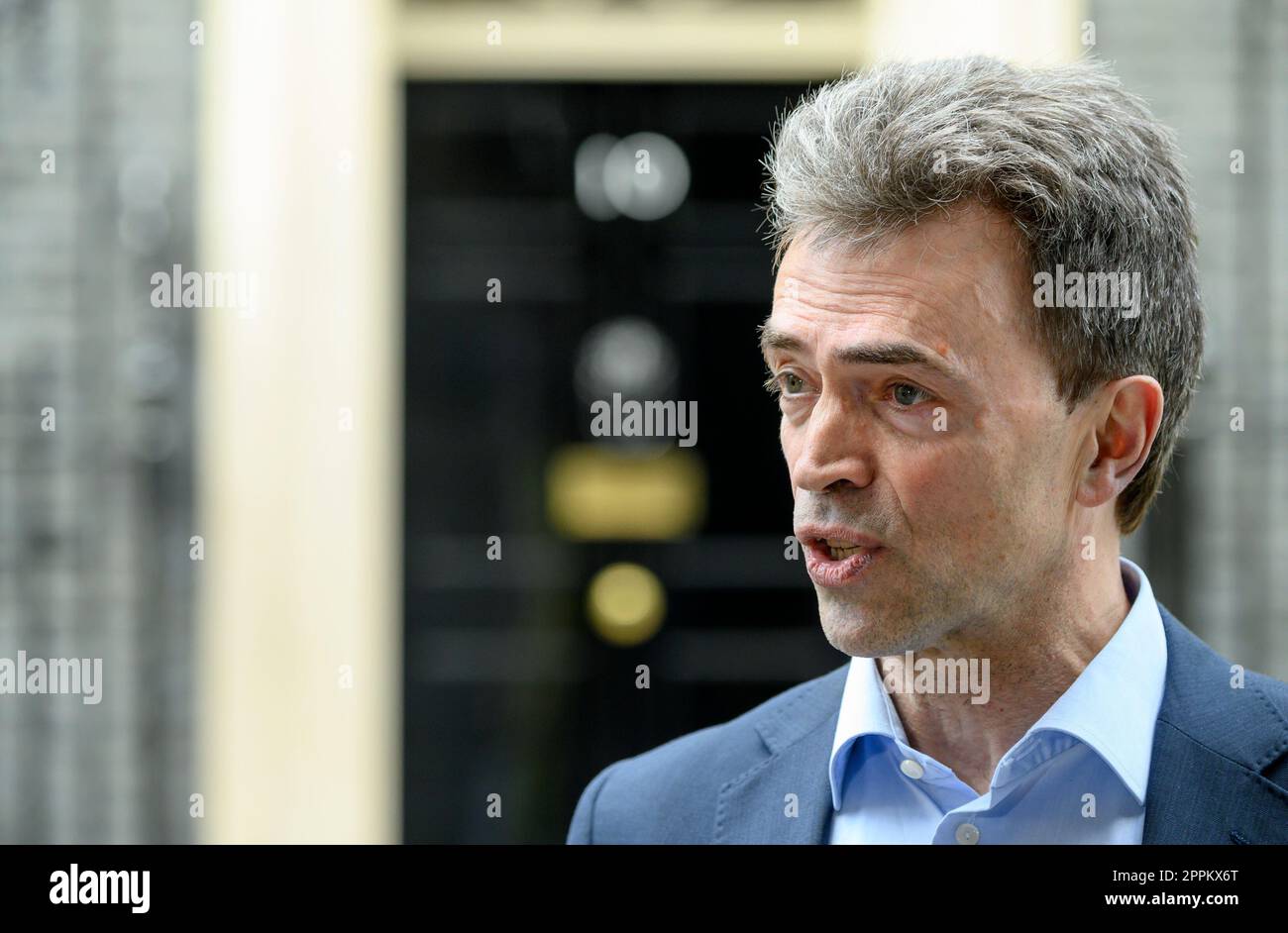 L'ex deputato LibDem Tom Brake, ora direttore del gruppo di pressione trasversale Unlock Democracy, parla con le telecamere televisive dopo che gli attivisti hanno presentato una petizione Foto Stock