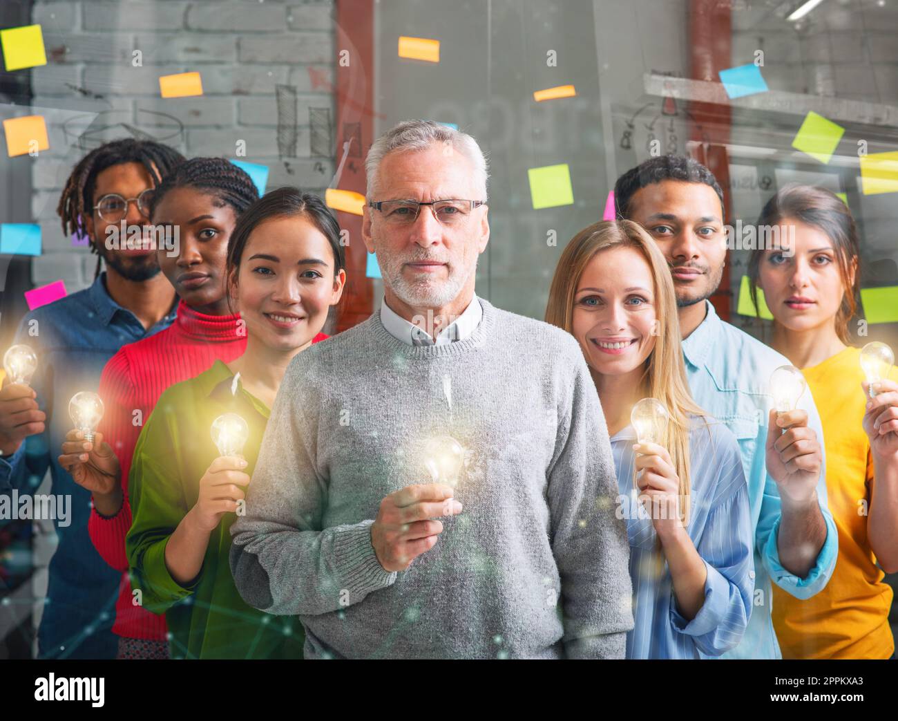 Il lavoro di squadra e il concetto di brainstorming con gli imprenditori che condividono un'idea con una lampada. Concetto di startup Foto Stock