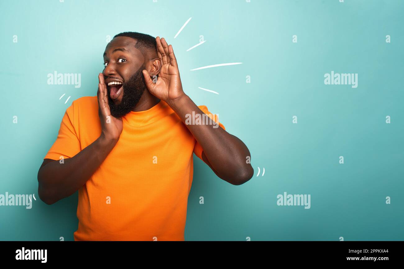 L'uomo sente un segreto di preavviso. Concetto di curiosità e pettegolezzi. Espressione stupito Foto Stock