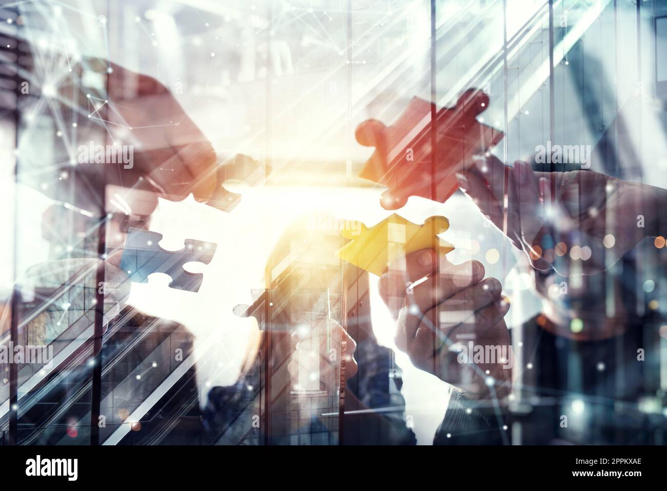 La gente di affari unire i pezzi del puzzle in ufficio. Concetto di partnership e il lavoro di squadra. doppia esposizione con effetti di luce Foto Stock