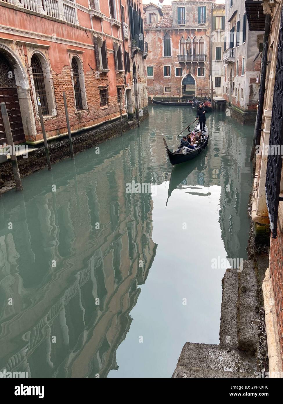 Paesaggio urbano con gondola sul canale di Venezia Foto Stock