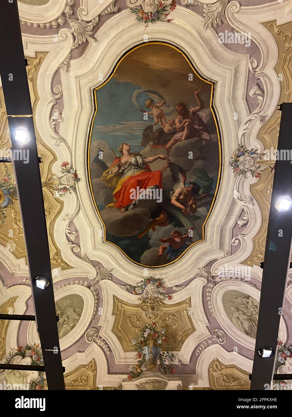 Soffitto decorato nel museo Ca' Pesaro di Venezia Foto Stock