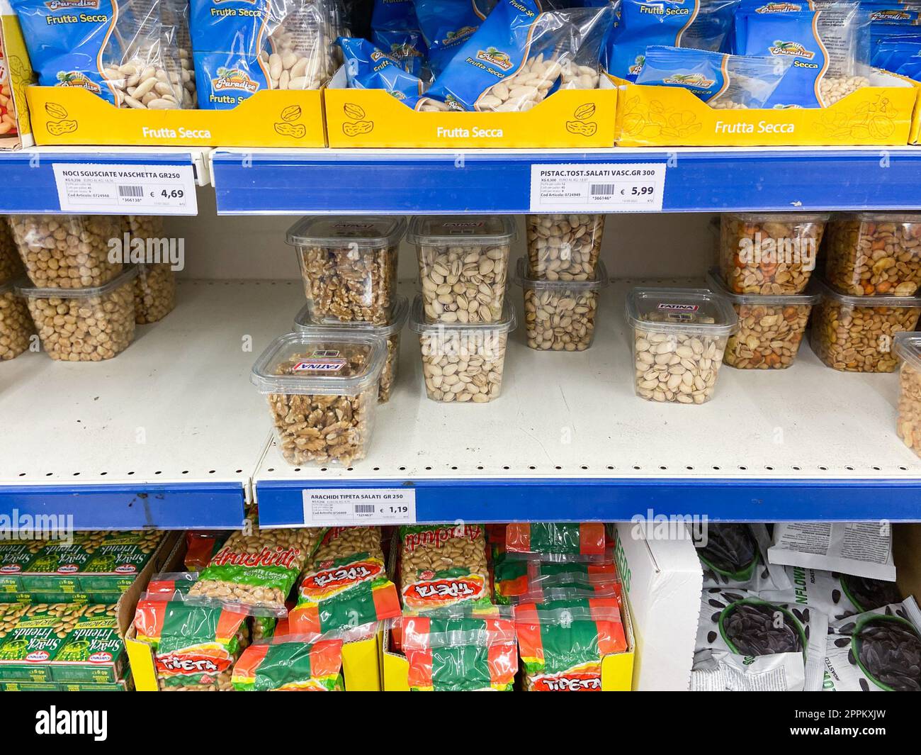 Noci confezionate e prezzi al supermercato di Venezia Foto Stock