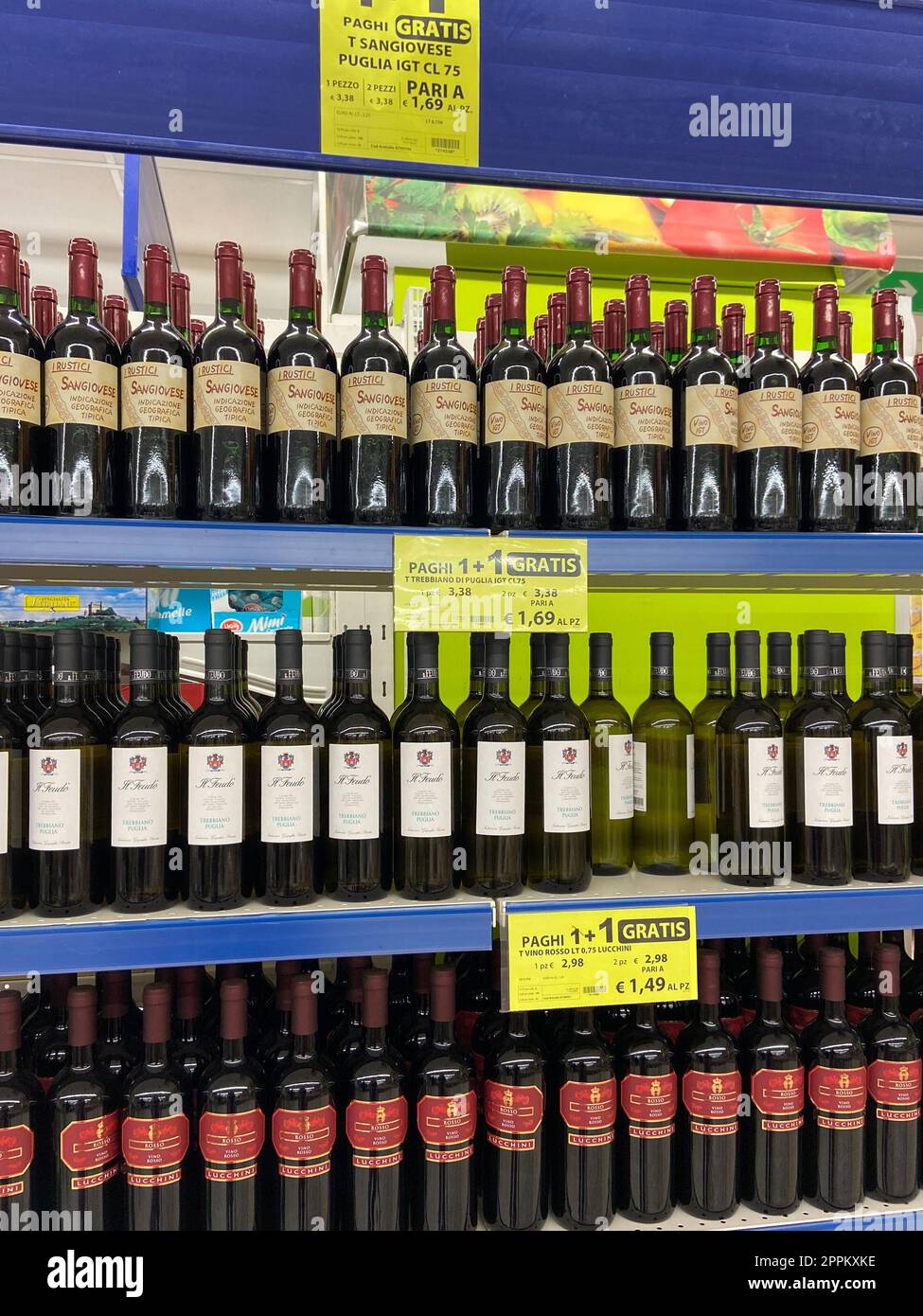 Vini italiani economici e prezzi nel supermercato Prix Foto Stock