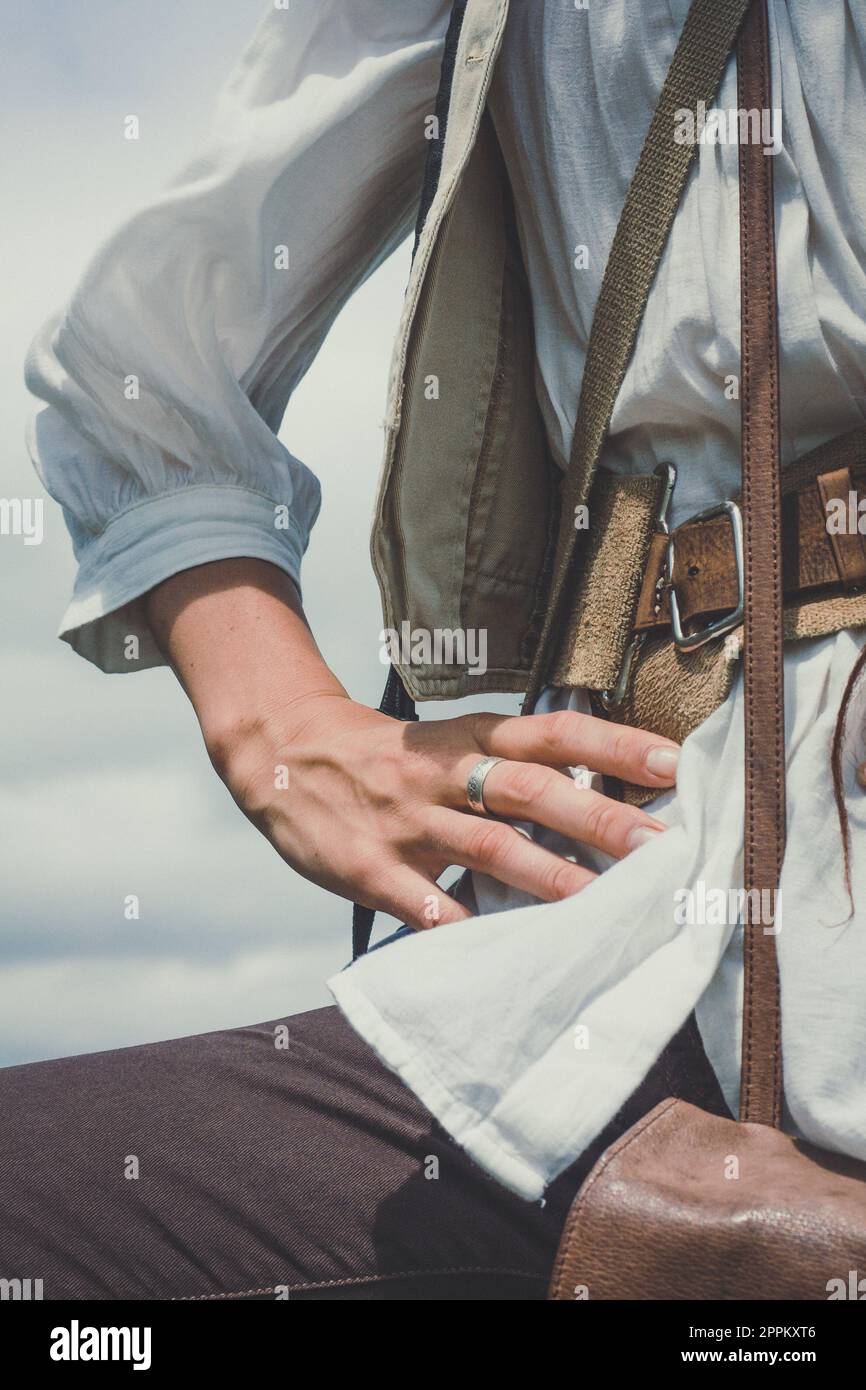 Primo piano donna con attrezzature turistiche concetto foto Foto Stock