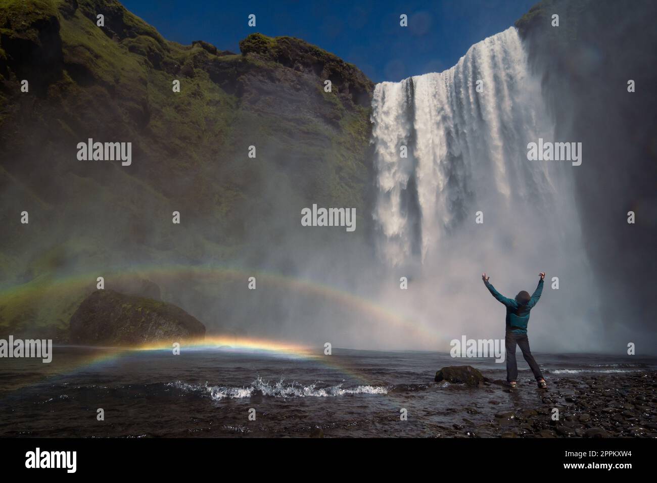Turista eccitato vicino alla cascata paesaggio foto Foto Stock