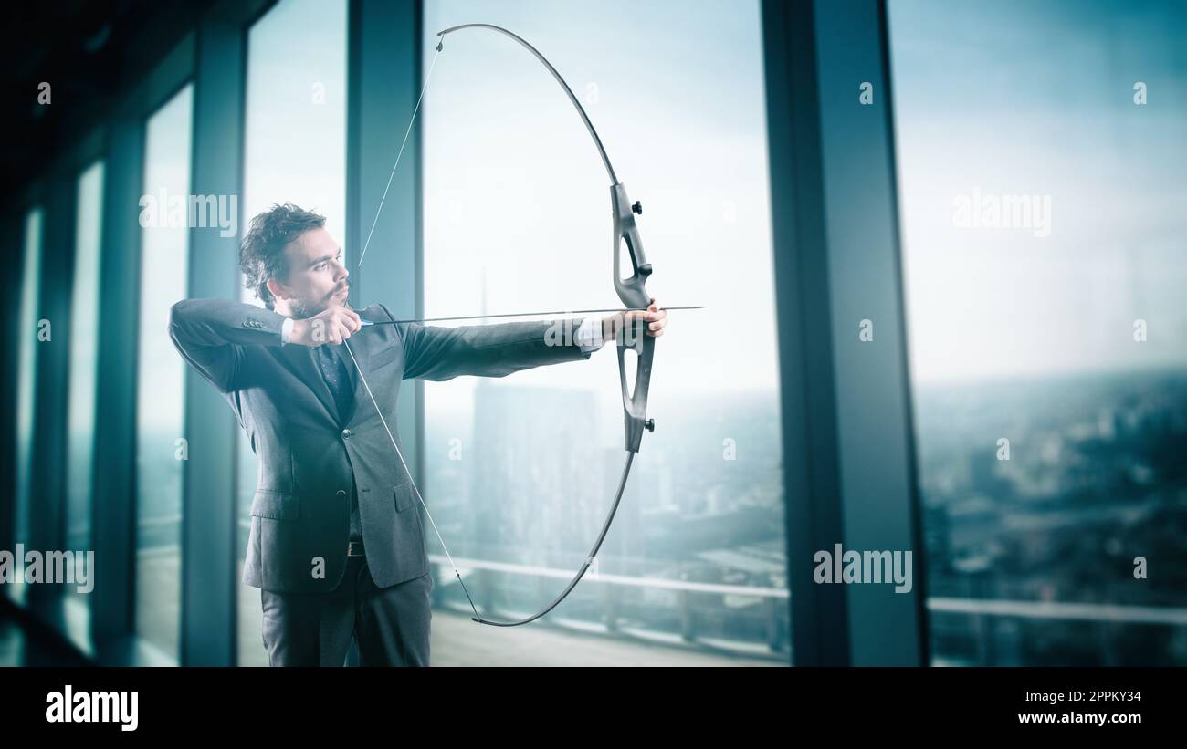 L'uomo d'affari punta al successo nel commercio dal suo ufficio alto-aumento Foto Stock