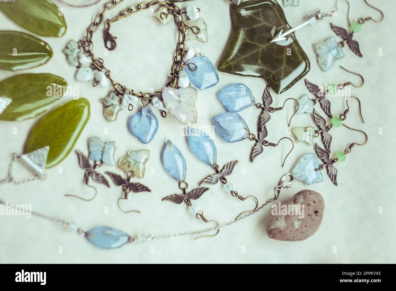 Primo piano collezione di bijouterie artigianali con gemstone concept photo Foto Stock