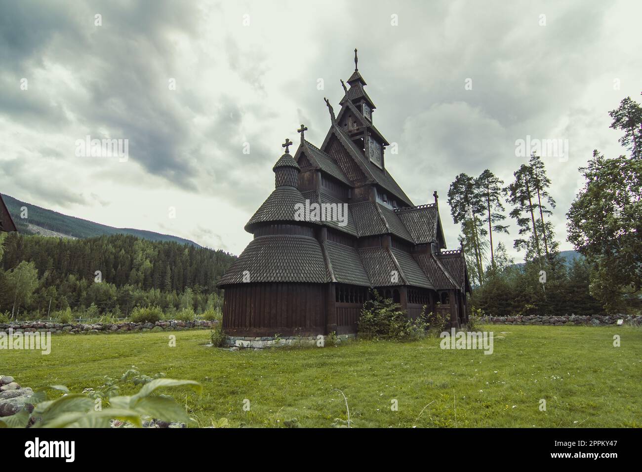 Antica chiesa in legno in Norvegia paesaggio foto Foto Stock