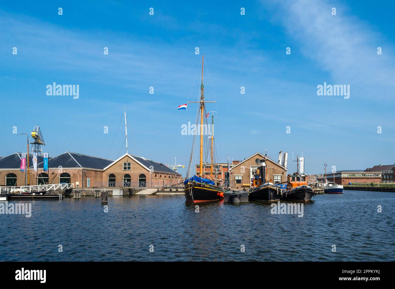 DEN HELDER, PAESI BASSI - 25 AGOSTO 2013: Navi nel porto di Den Helder, provincia dell'Olanda settentrionale, Paesi Bassi Foto Stock