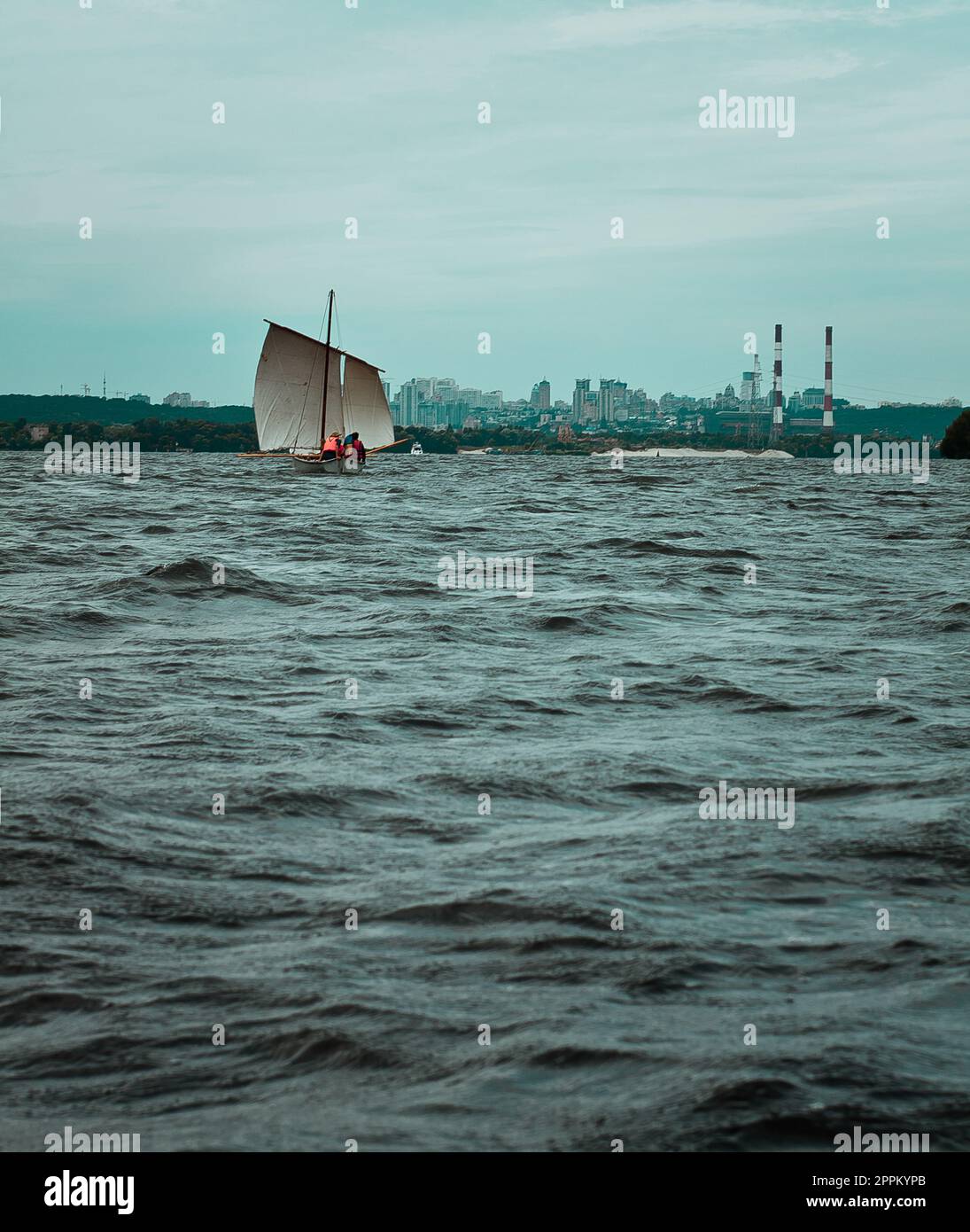 Persone che galleggiano sulla nave vicino costa paesaggio foto Foto Stock