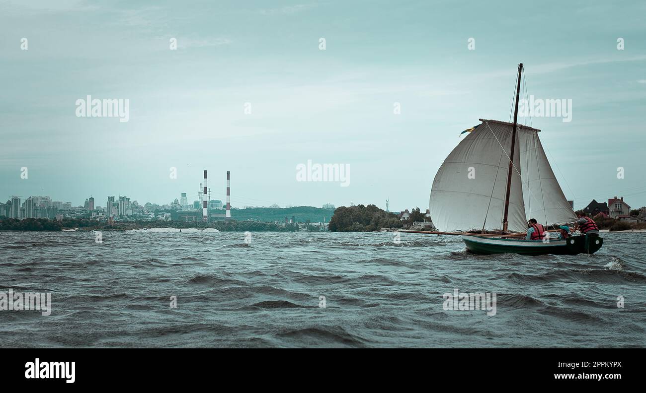 Barca a vela e lungomare città industriale paesaggio foto Foto Stock