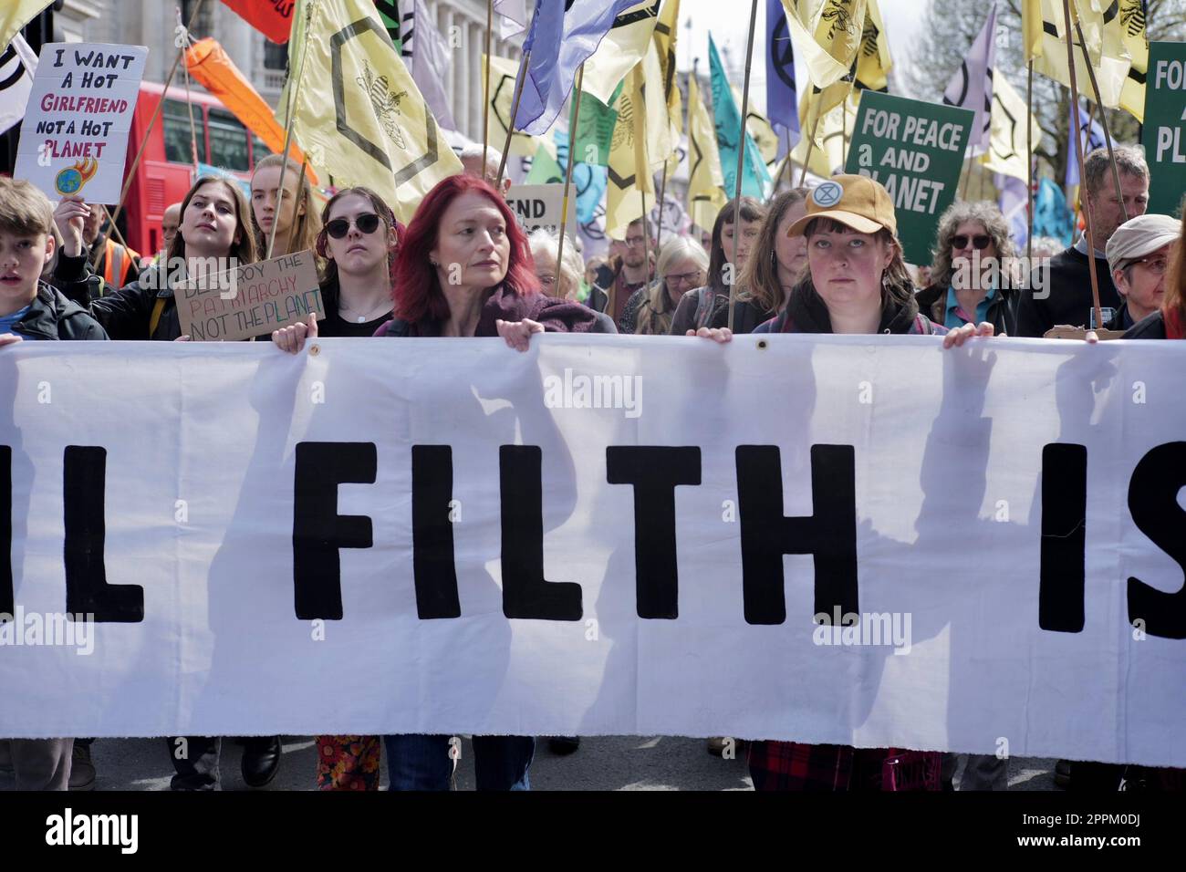 Londra/Regno Unito 24 aprile 2023. La ribellione di estinzione e altri gruppi di campagna continuarono con il loro quarto e ultimo giorno di protesta pianificata. Mentre avvertono il governo che “intensificherebbero” la loro azione se non accettassero le due richieste di cambiamento climatico. Gli attivisti chiedono la fine di tutte le licenze, dei finanziamenti e dell’approvazione di nuovi progetti nel settore del petrolio e del gas e la creazione di “assemblee di cittadini di emergenza” per affrontare la crisi climatica. Aubrey Fagon/Alamy Live News Foto Stock