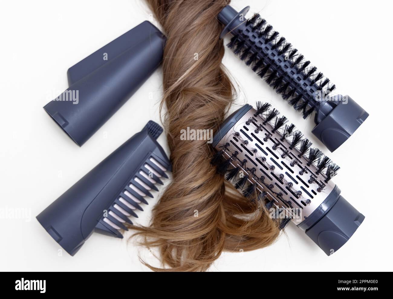 filo di capelli biondi ricci donna isolato e piastra per capelli, ferro  arricciante, asciugacapelli spazzola rotante Foto stock - Alamy