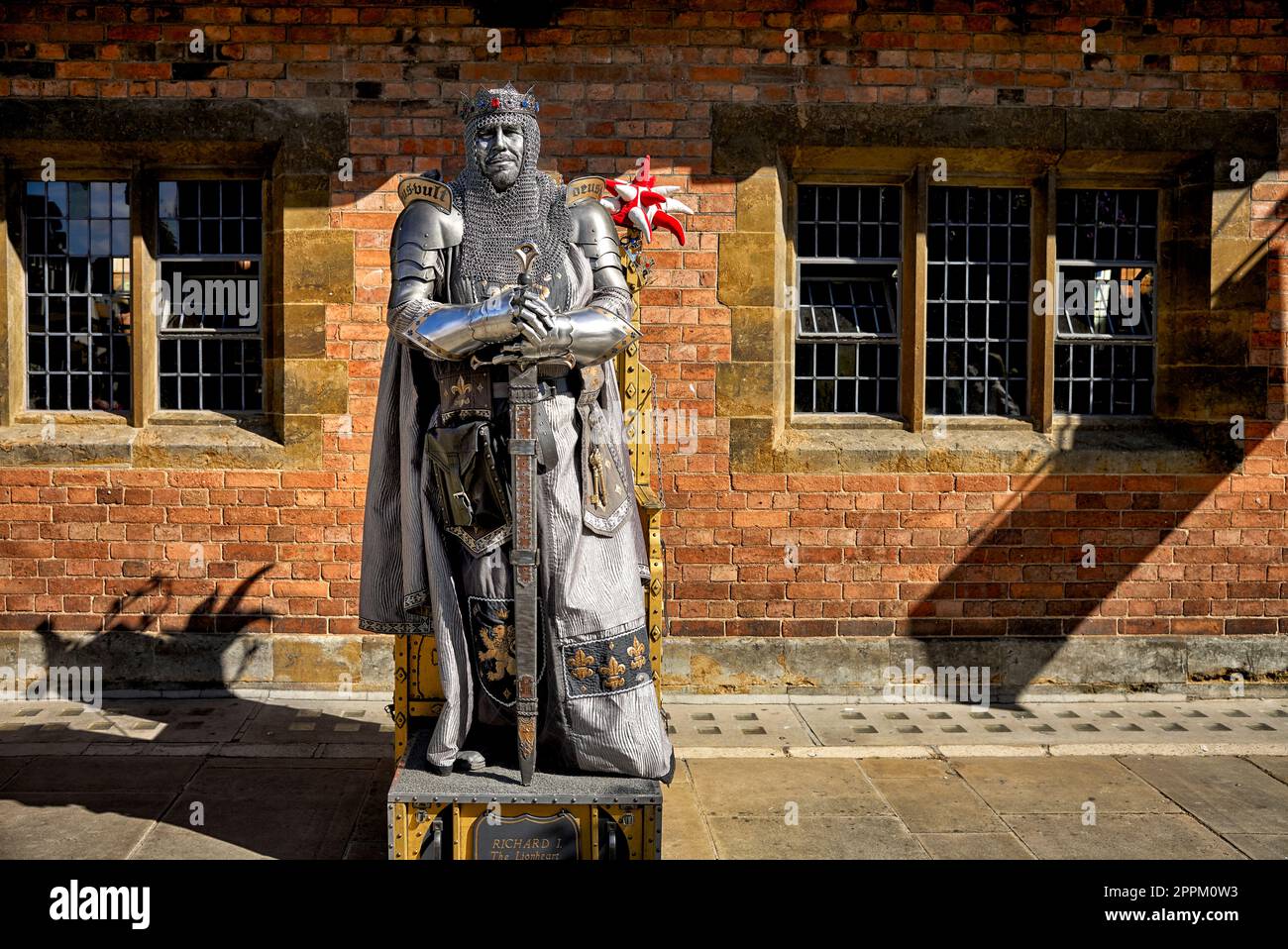 Statua vivente di Riccardo 1, Richard the Lion Heart, Henley Street, Stratford Upon Avon, Inghilterra Regno Unito. Intrattenitore di strada Foto Stock