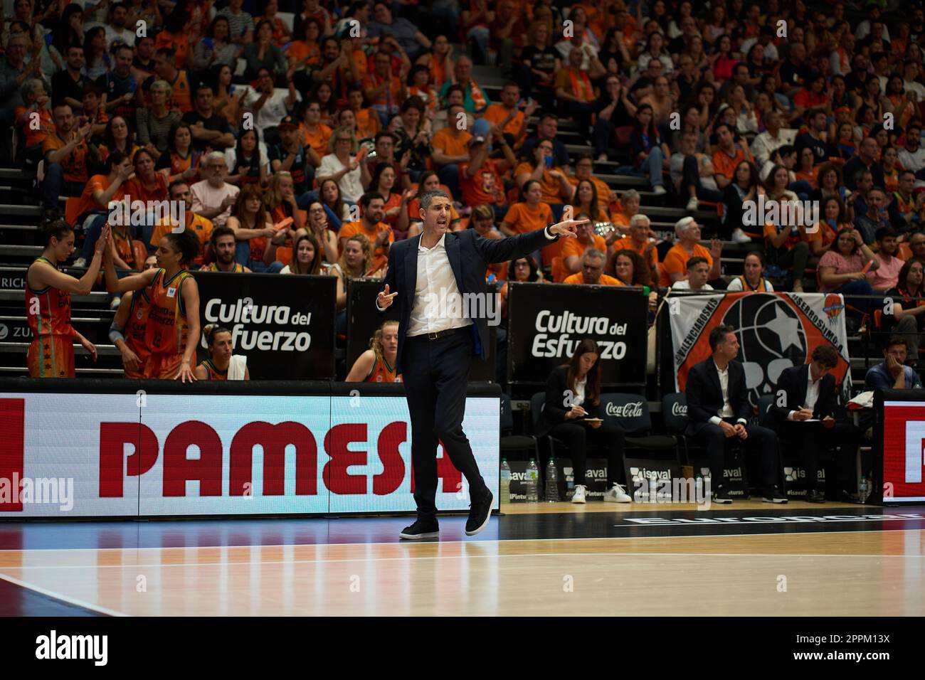 Rubén Burgos, Coach of Valencia Basket in azione durante le quarti di finale della Liga Endesa al Padiglione Fuente de San Luis.Valencia Basket 77:35 Movistar Estudiantes (Foto di Vicente Vidal Fernandez / SOPA Images/Sipa USA) Foto Stock