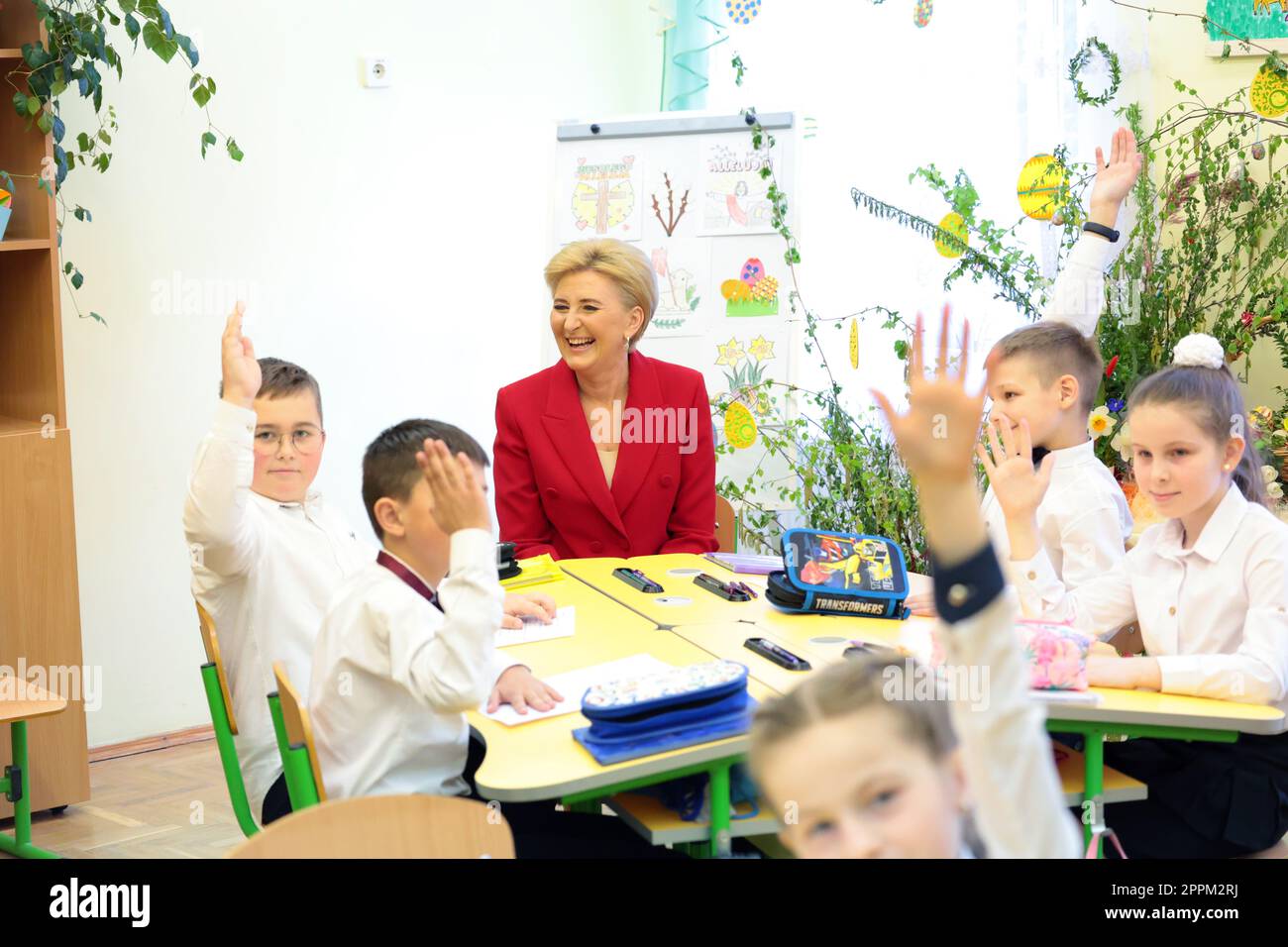 MOSTYSKA, UCRAINA - 21 APRILE 2023 - prima Signora della Polonia Agata Kornhauser-Duda visita Saint Queen Jadwiga Lyseum N3, Mostyska, Regione di Lviv, occidentale Foto Stock