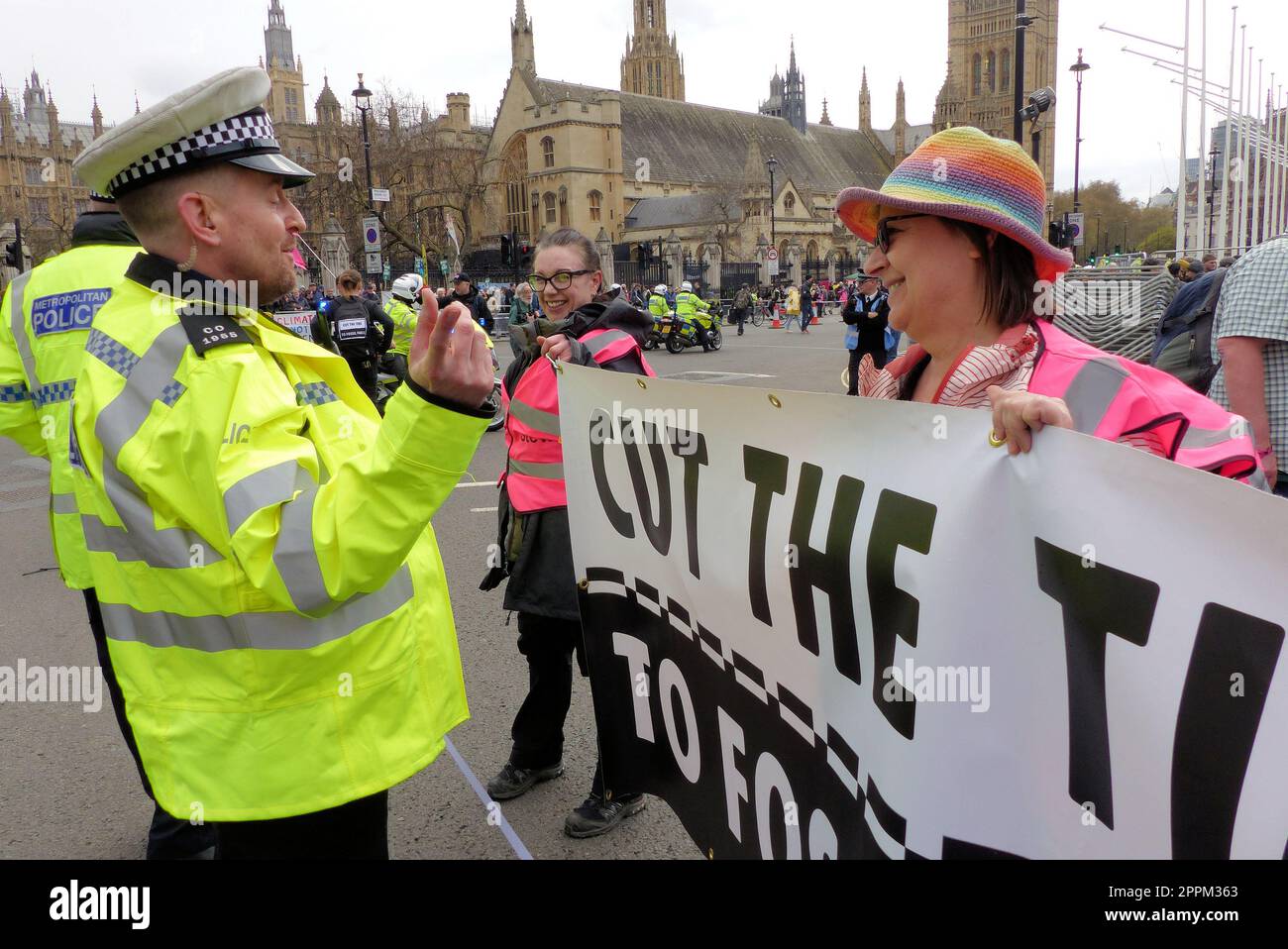 Londra, Regno Unito. 24th Apr, 2023. Estinzione la ribellione blockera il Parlamento il 4th° giorno di proteste. Credit: Brian Minkoff/Alamy Live News Foto Stock